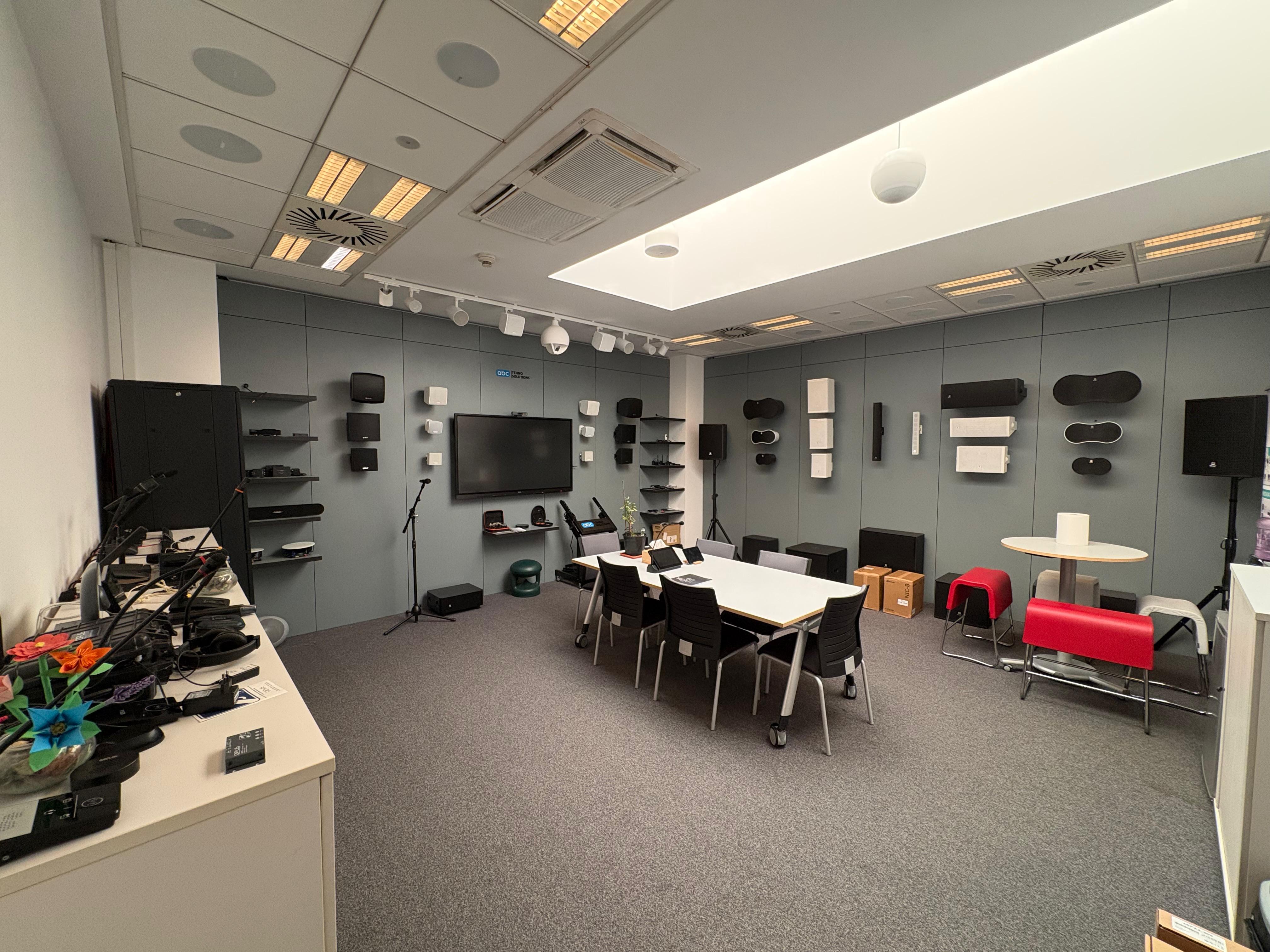 Showroom ABC Tehno Solutions cu echipamente și soluții audio-video profesionale