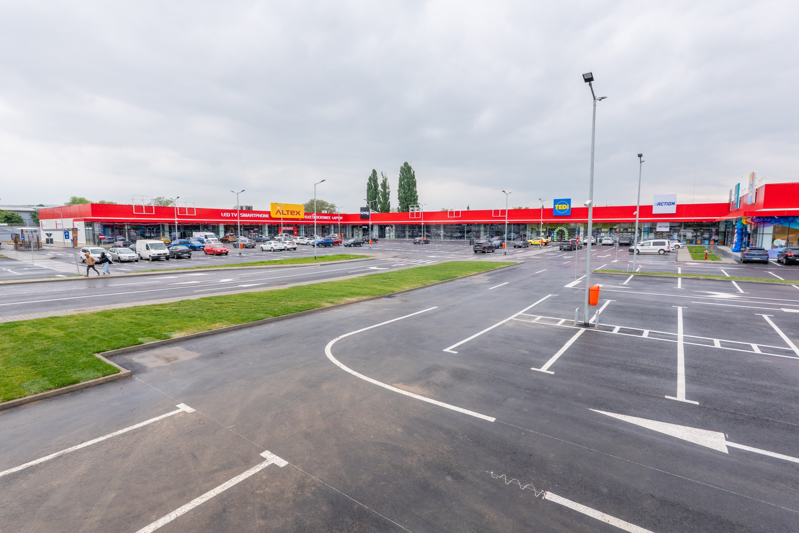Parc de retail Cometex – parcare comercială cu proiectoare de sunet Ecler montate pe stâlpii de iluminat