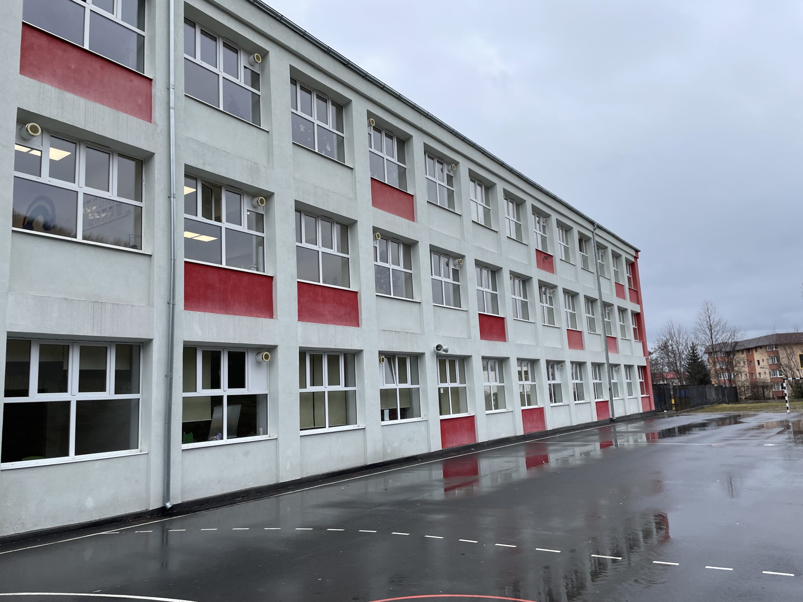 Școala Gimnazială nr. 4 Brașov cu sistem de sonorizare exterior