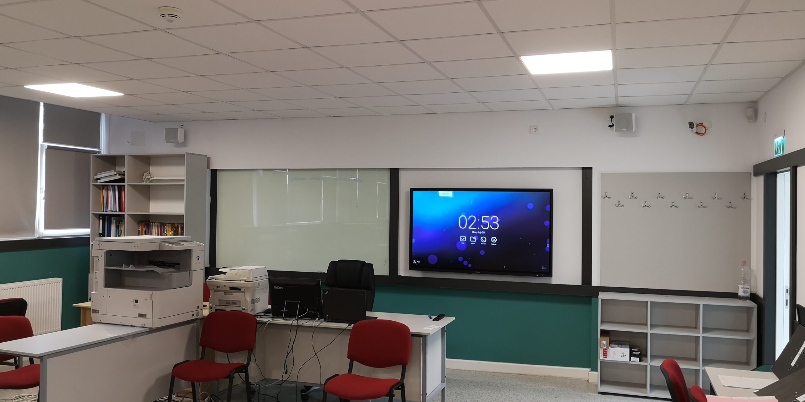 Display interactiv și sistem audio într-o sală de clasă din Sectorul 2