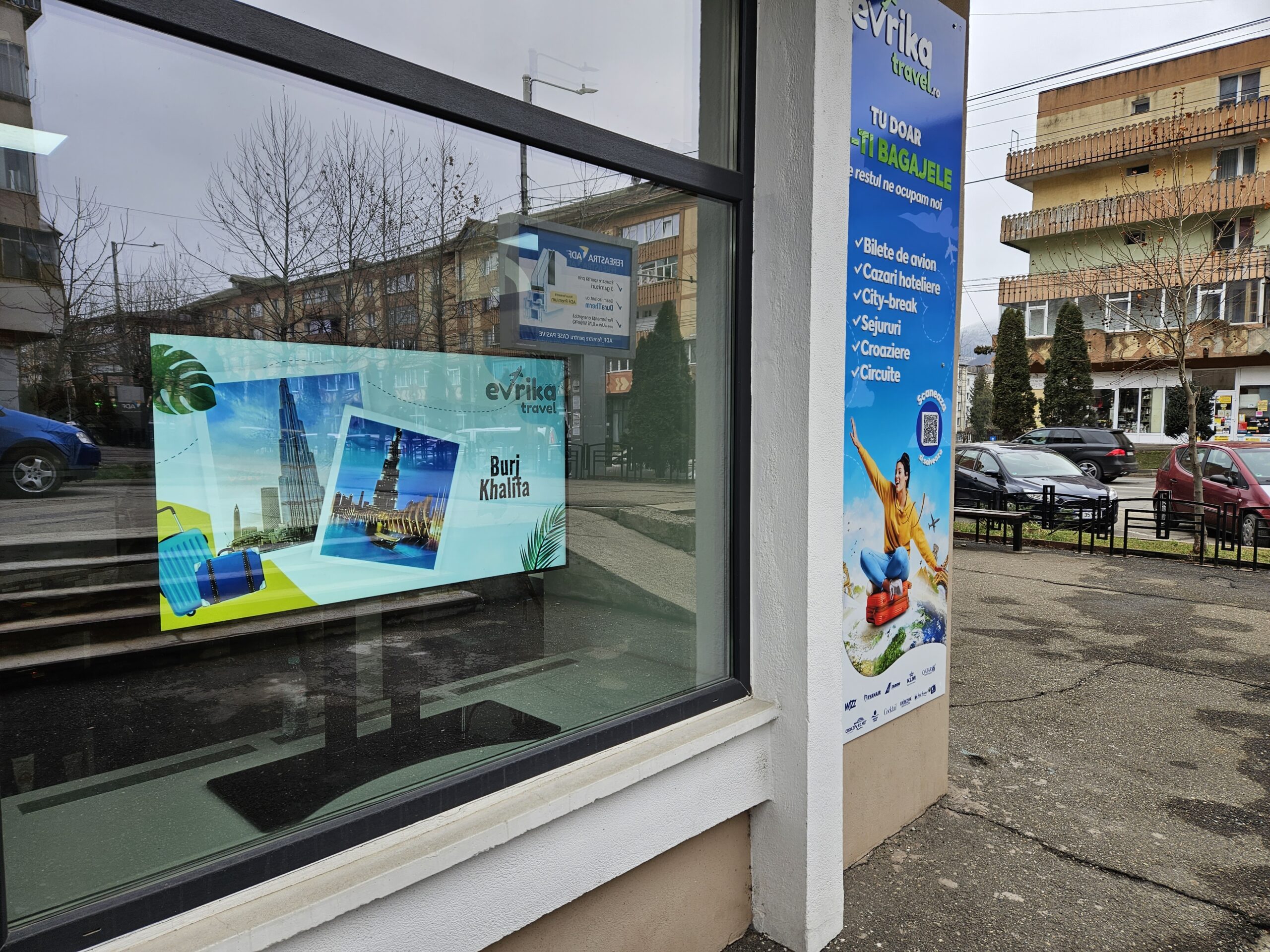 Display profesional high brightness în vitrina agenției Evrika Travel