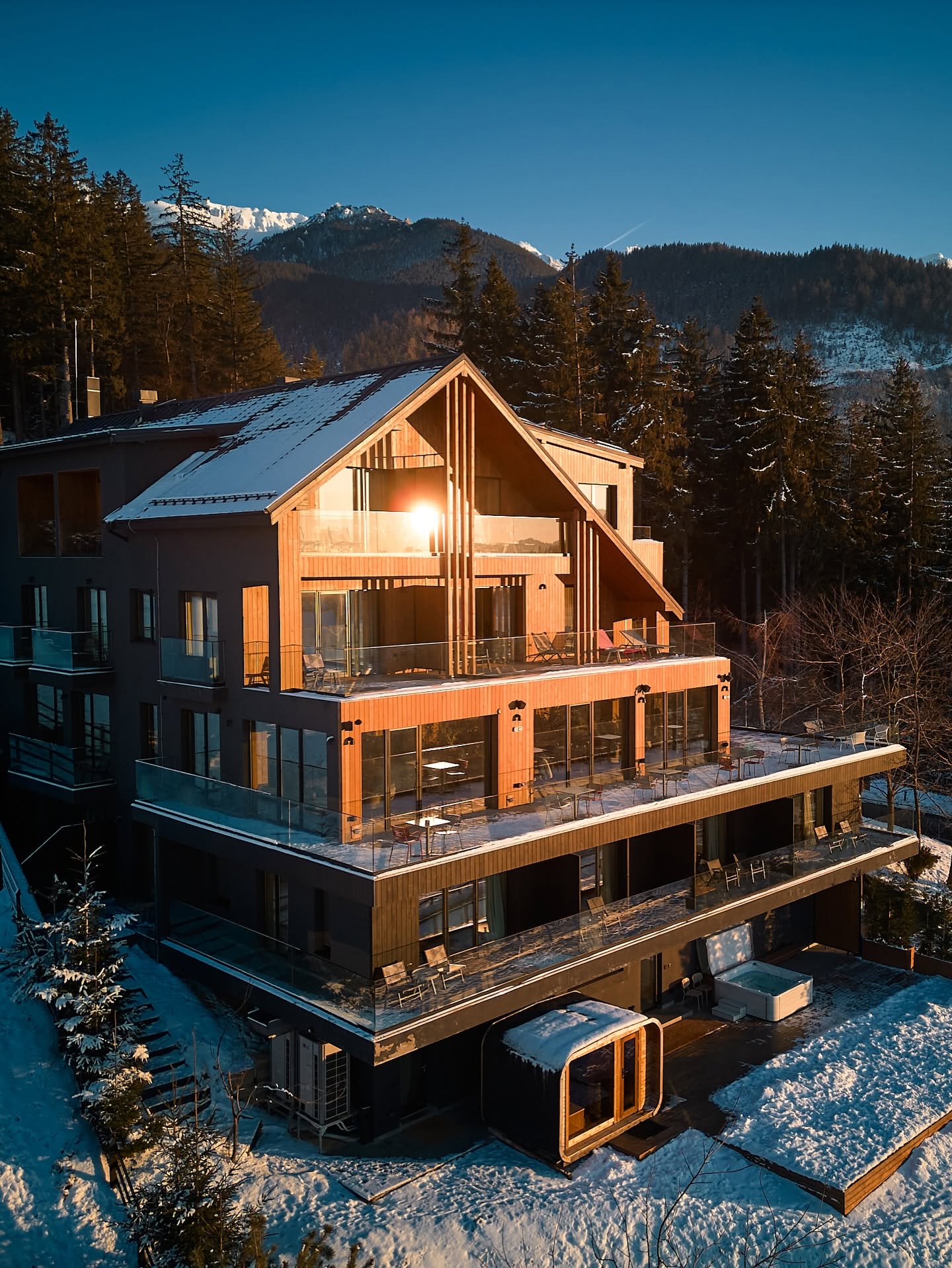 Exteriorul hotelului boutique The Pines Bucegi Lodge, cu arhitectură modernă și terase