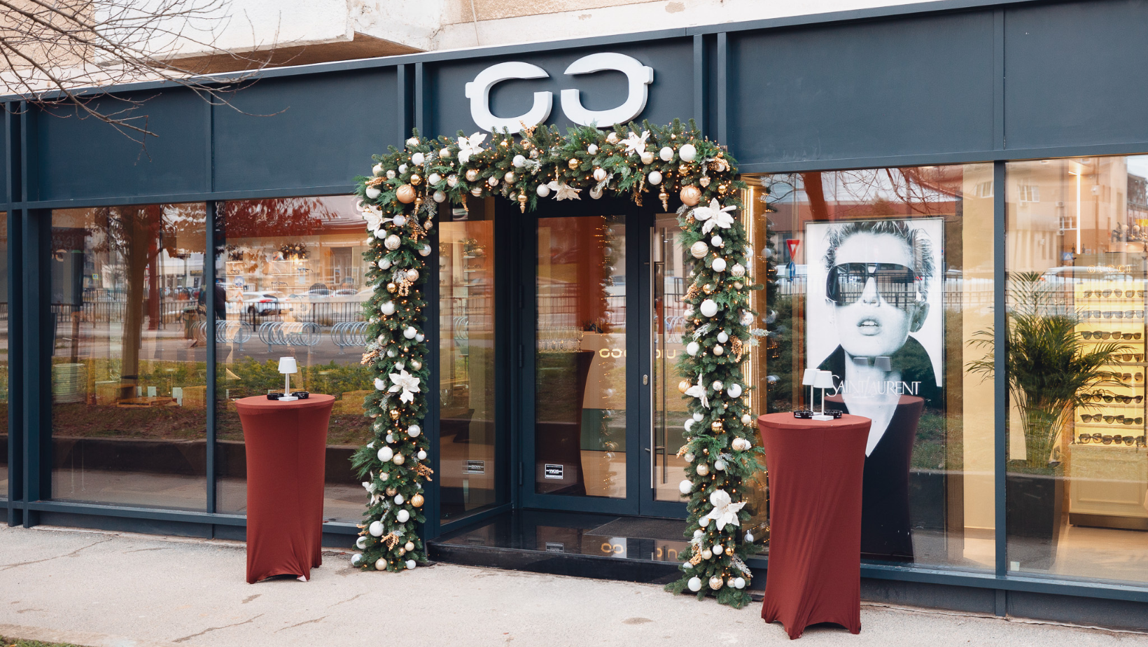 Vitrina showroom-ului Optica Ovidiu din Oradea.