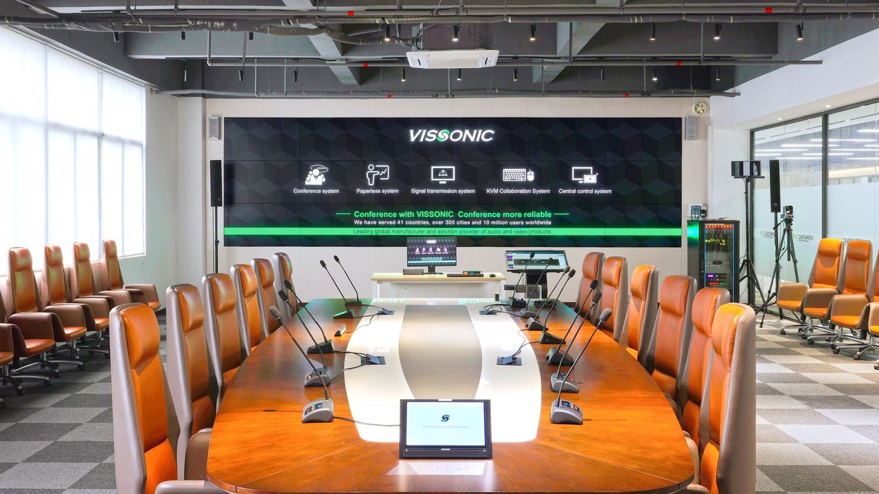 Showroom Vissonic cu sisteme profesionale de conferință și colaborare